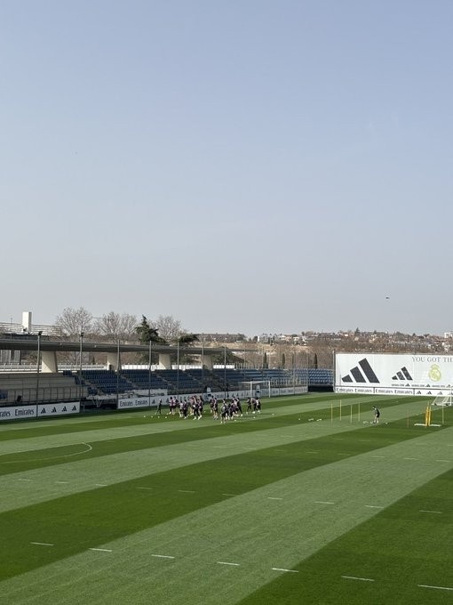 db真人 盛趣-皇马跟队:姆巴佩、贝林等多名球员缺席训练 8名青训小将加入训练